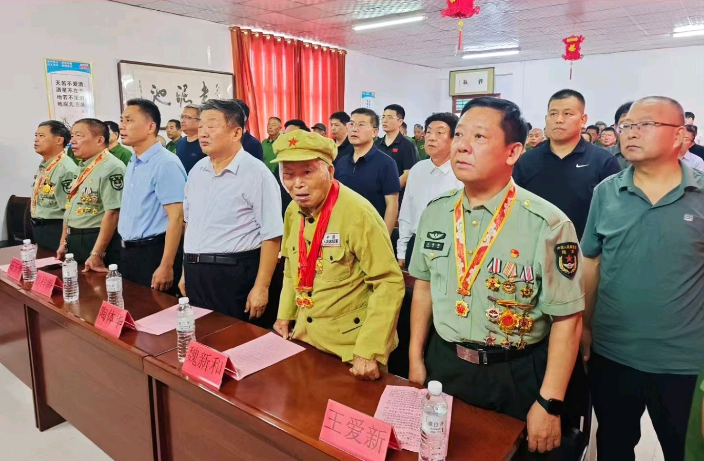 赓续红色血脉 致敬英雄功勋——菏泽市革命老区建设促进会、菏泽市爱国拥军促进会联合老泥池酒业举办庆祝建军99周年退役军人座谈会(图5)