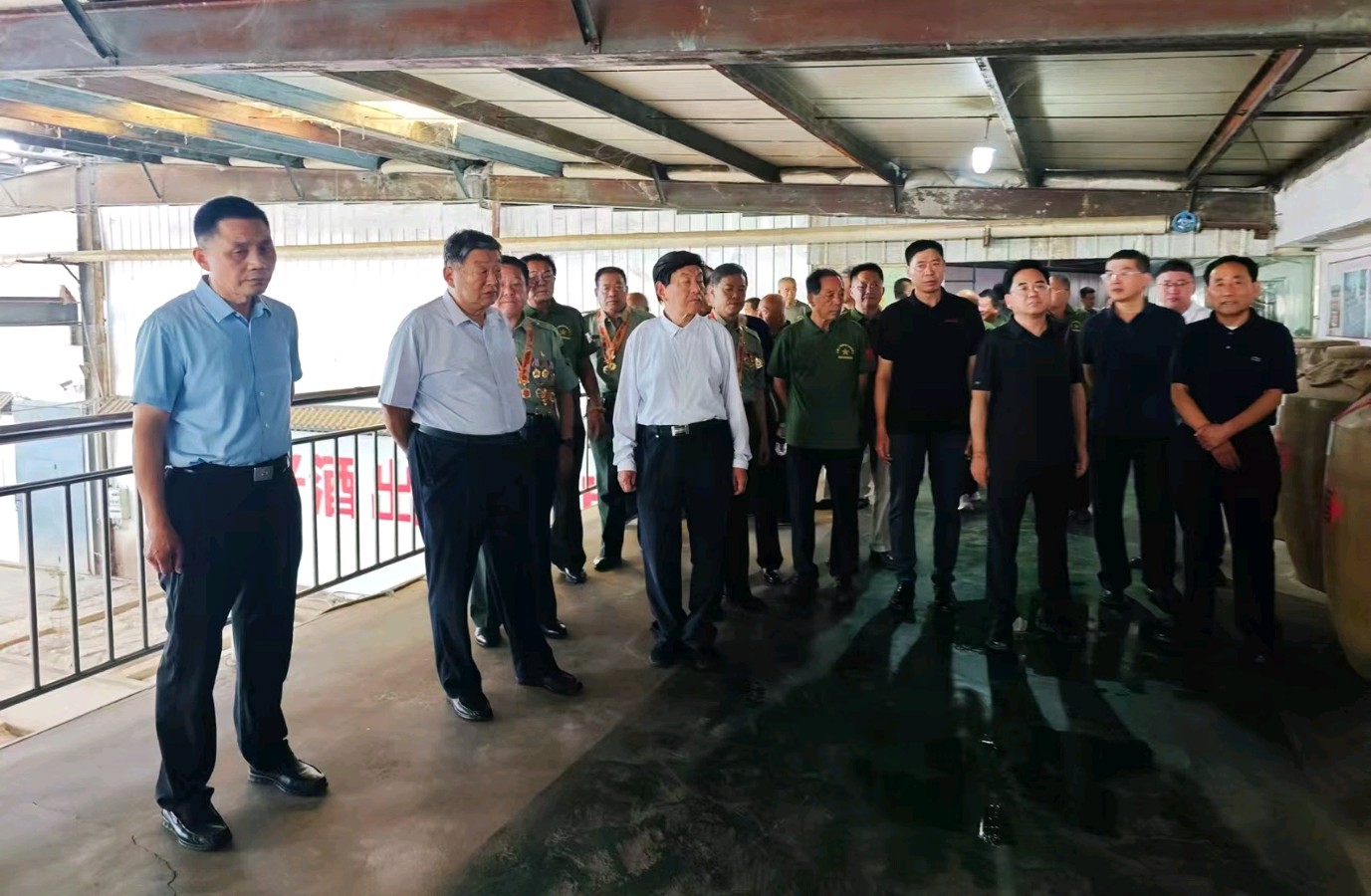 赓续红色血脉 致敬英雄功勋——菏泽市革命老区建设促进会、菏泽市爱国拥军促进会联合老泥池酒业举办庆祝建军99周年退役军人座谈会（图4）