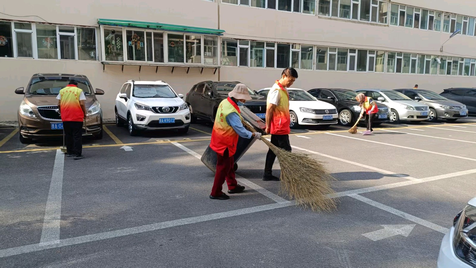 志愿清扫齐发力 老旧小区展新貌（图2）