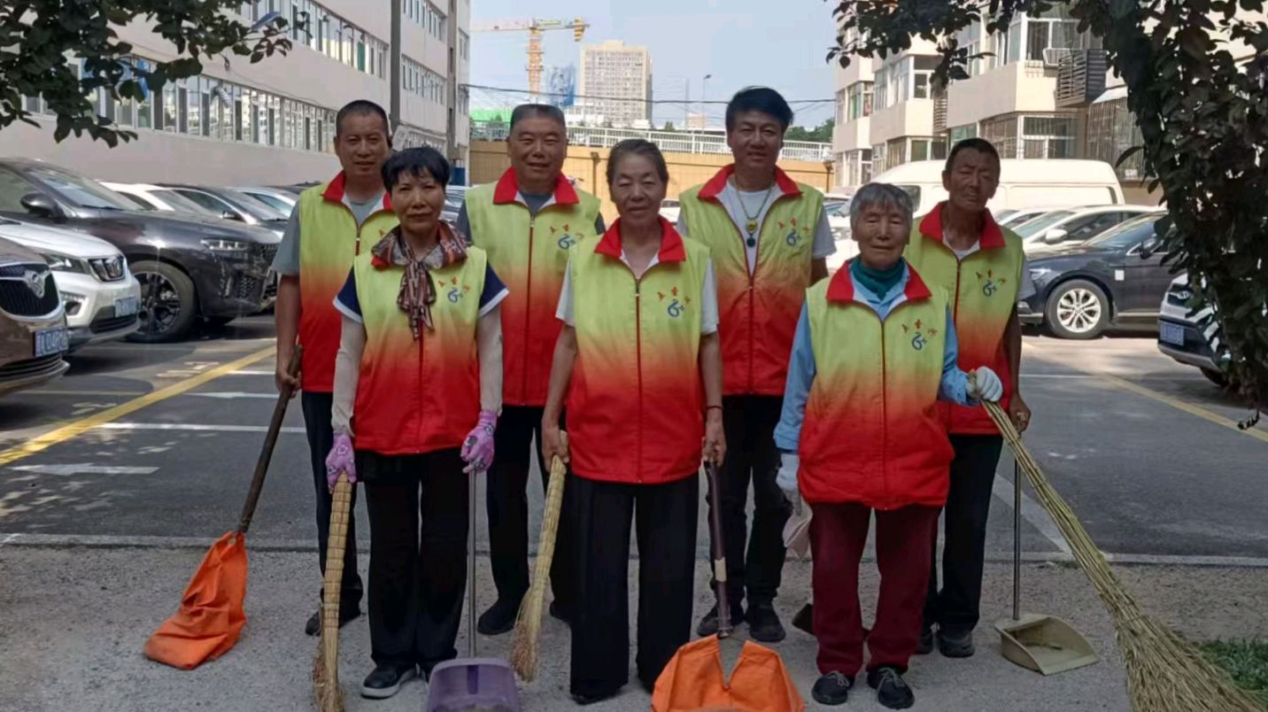 志愿清扫齐发力 老旧小区展新貌