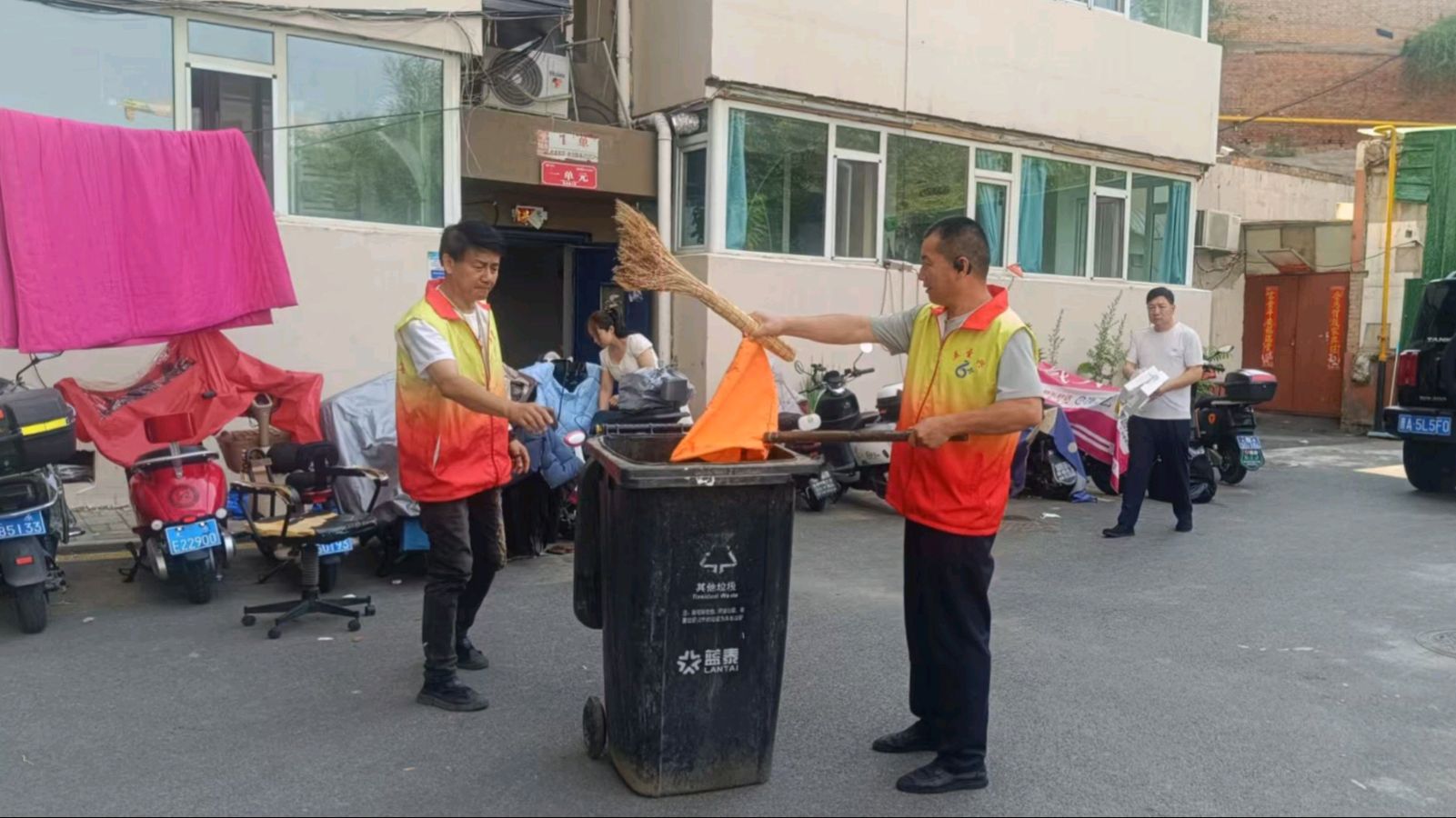 志愿清扫齐发力 老旧小区展新貌（图4）