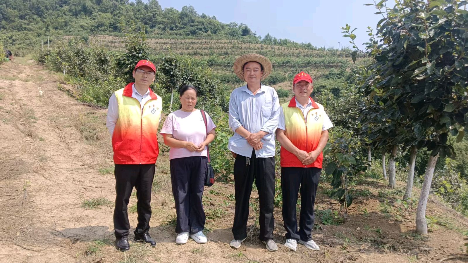 跋山涉水访产业 志愿助农促振兴