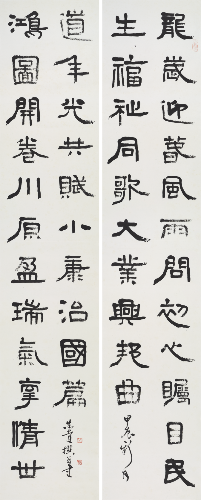 言恭达 隶书 自作联 释文:龙岁迎春，风雨问初心，瞩目民生福祉，同歌大业兴邦曲。鸿图开卷，川原盈瑞气，牵情世道年光，共赋小康治国篇。