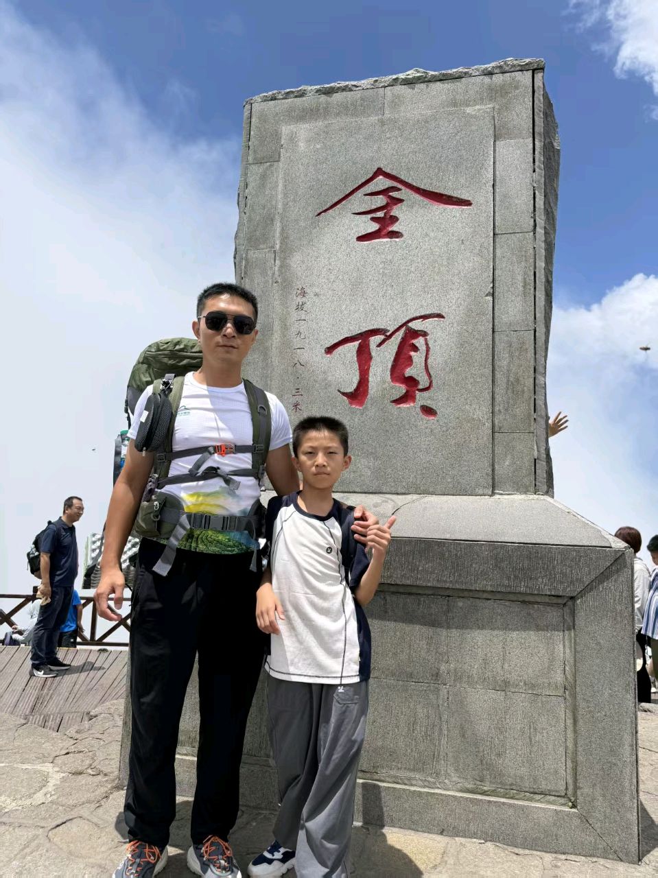纪实·十龄童长孙践行公益在旅途中留下受人夸赞身影 文/叶爱生(图2)