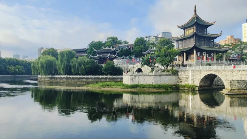 【阳光国际313】邝建生《黔中贵阳，怎一个'爽'字了得》文学评析:富有