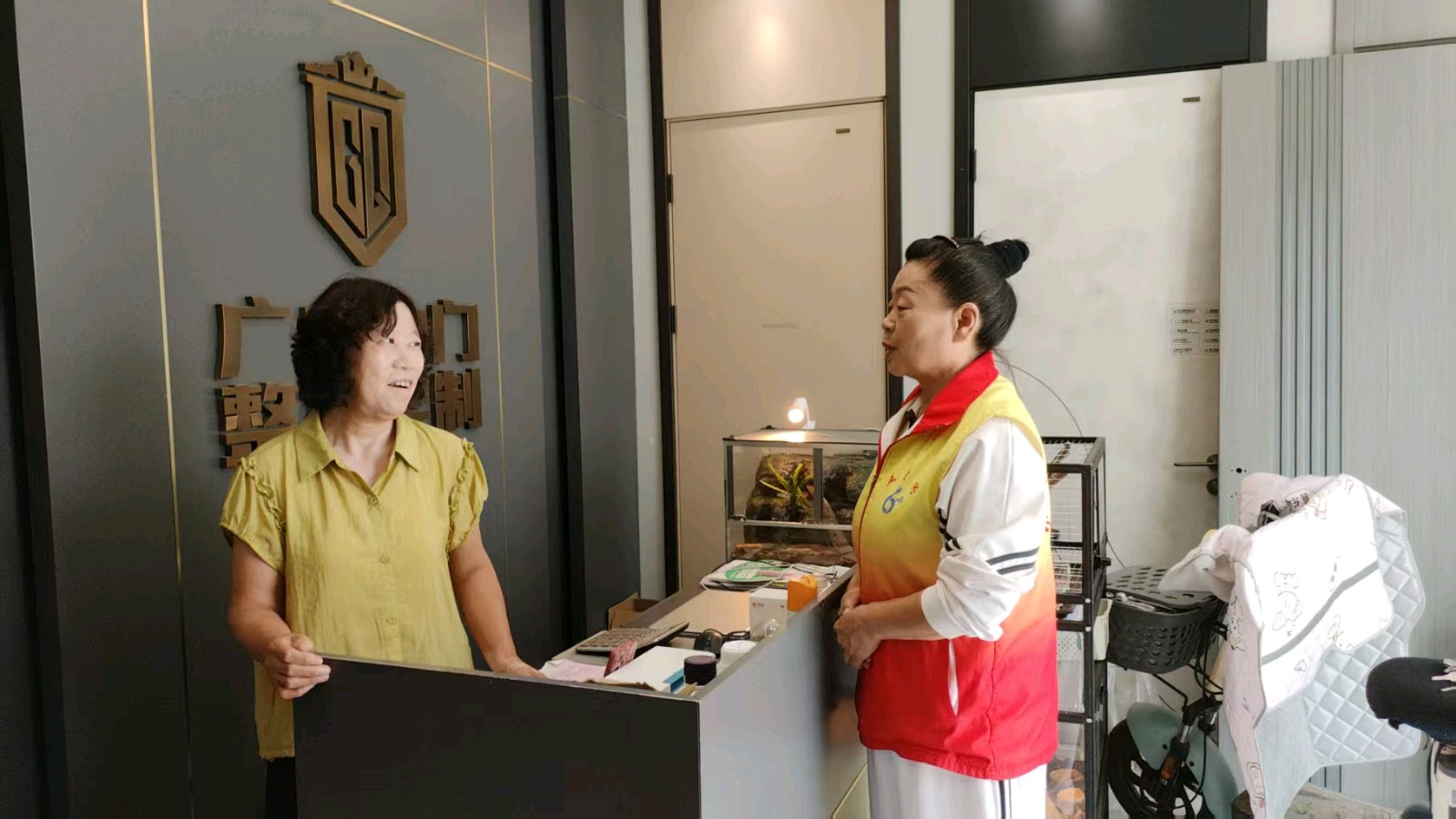 深入市场走访调研 倾听商户经营心声（图2）