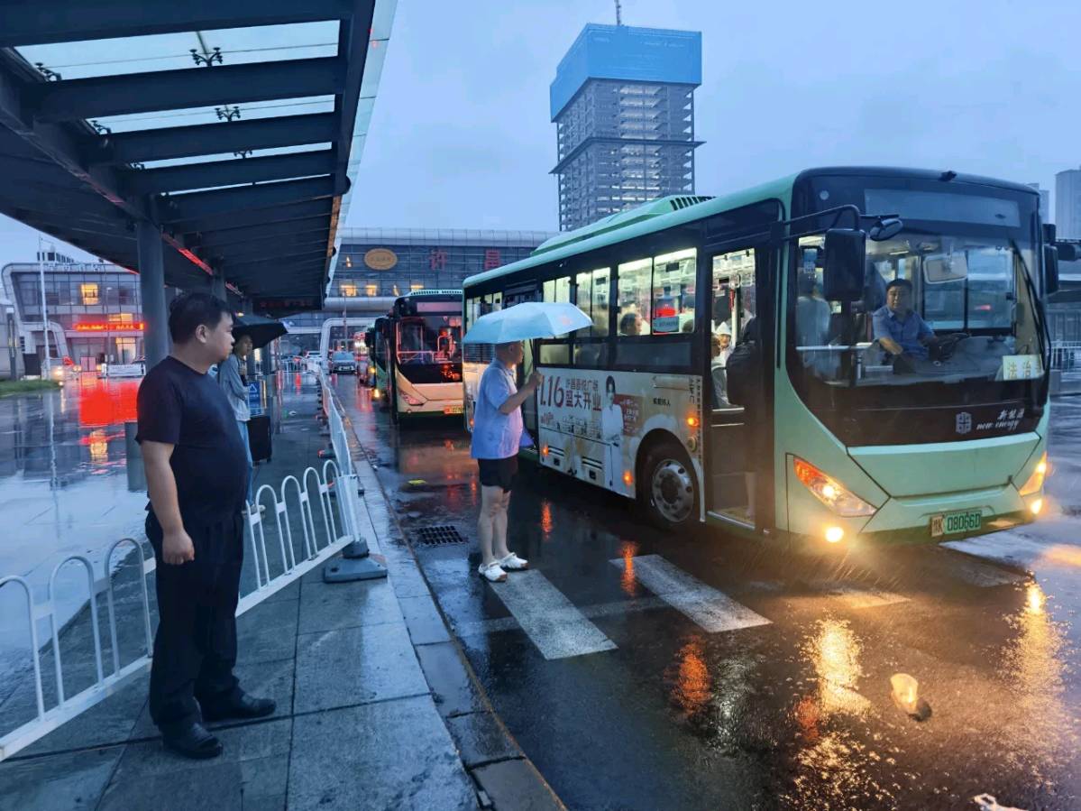 河南许昌；许昌公交雨夜逆行护平安转运1700余滞留旅客（图3）