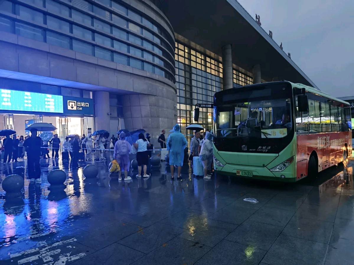 河南许昌；许昌公交雨夜逆行护平安转运1700余滞留旅客（图4）