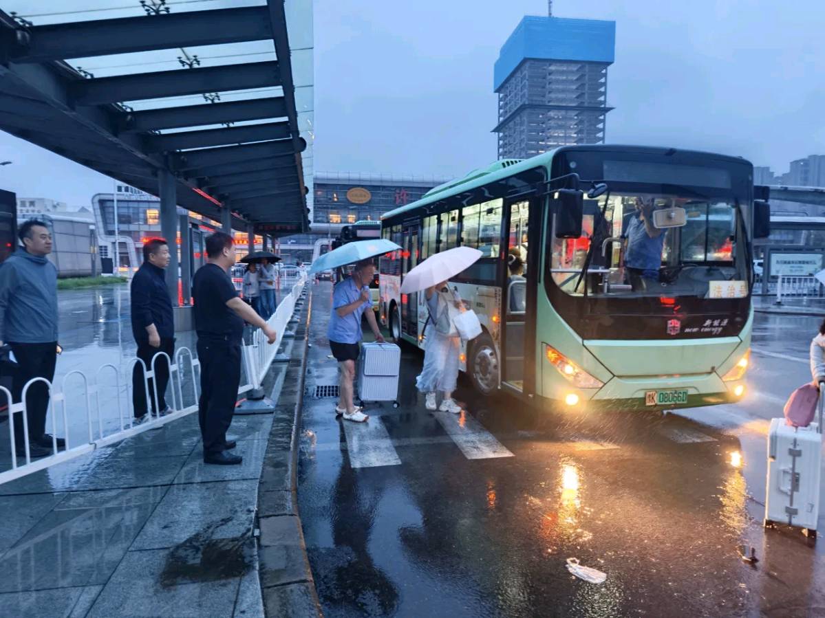 河南许昌；许昌公交雨夜逆行护平安转运1700余滞留旅客（图5）