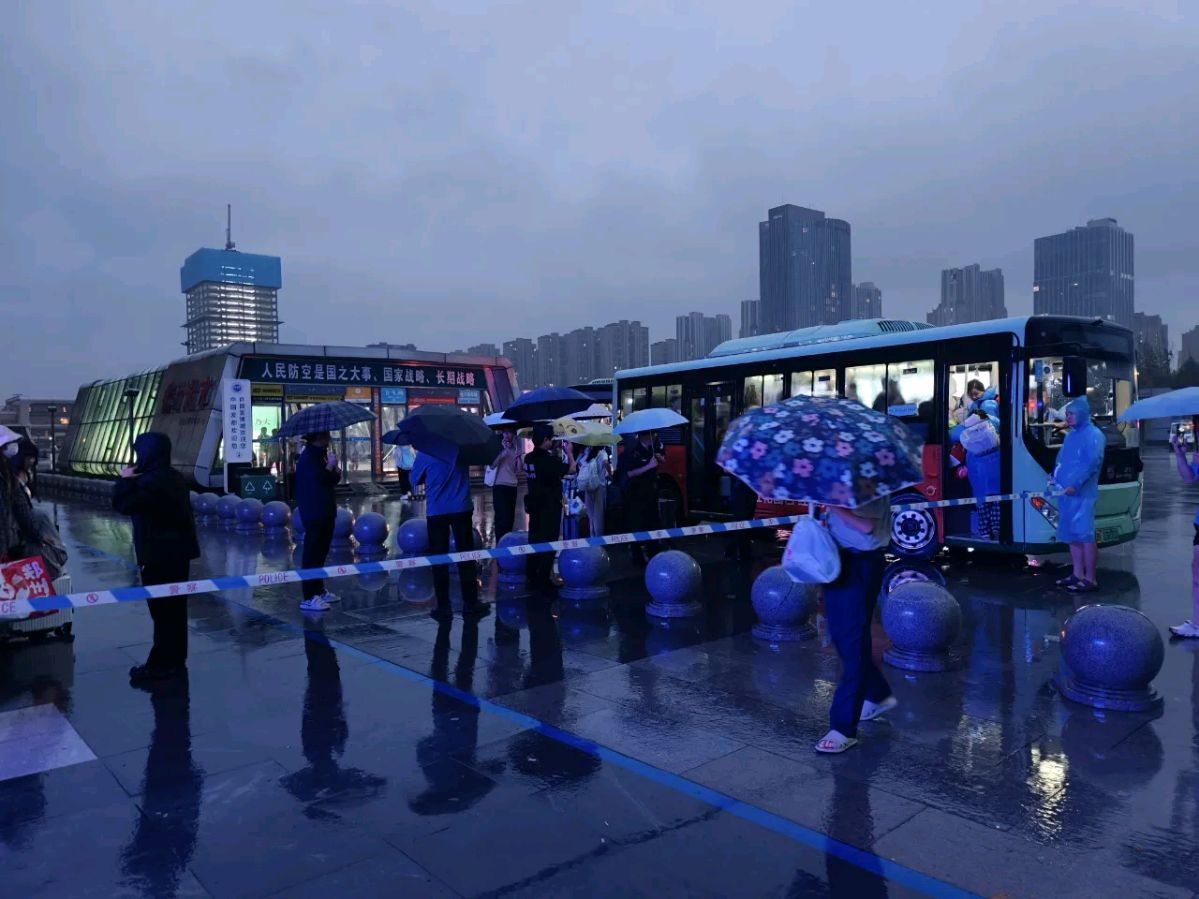 河南许昌；许昌公交雨夜逆行护平安转运1700余滞留旅客（图6）