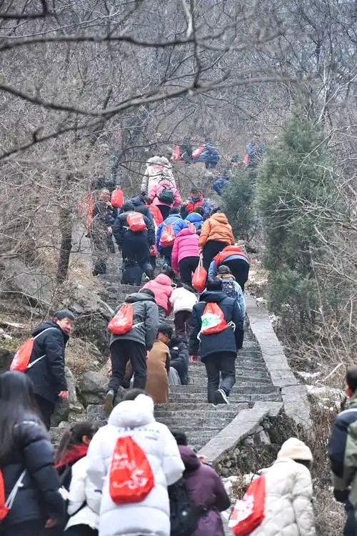 七律・初秋阖家登驼梁 作者:刘彦民 主播:蝴蝶兰(图3)