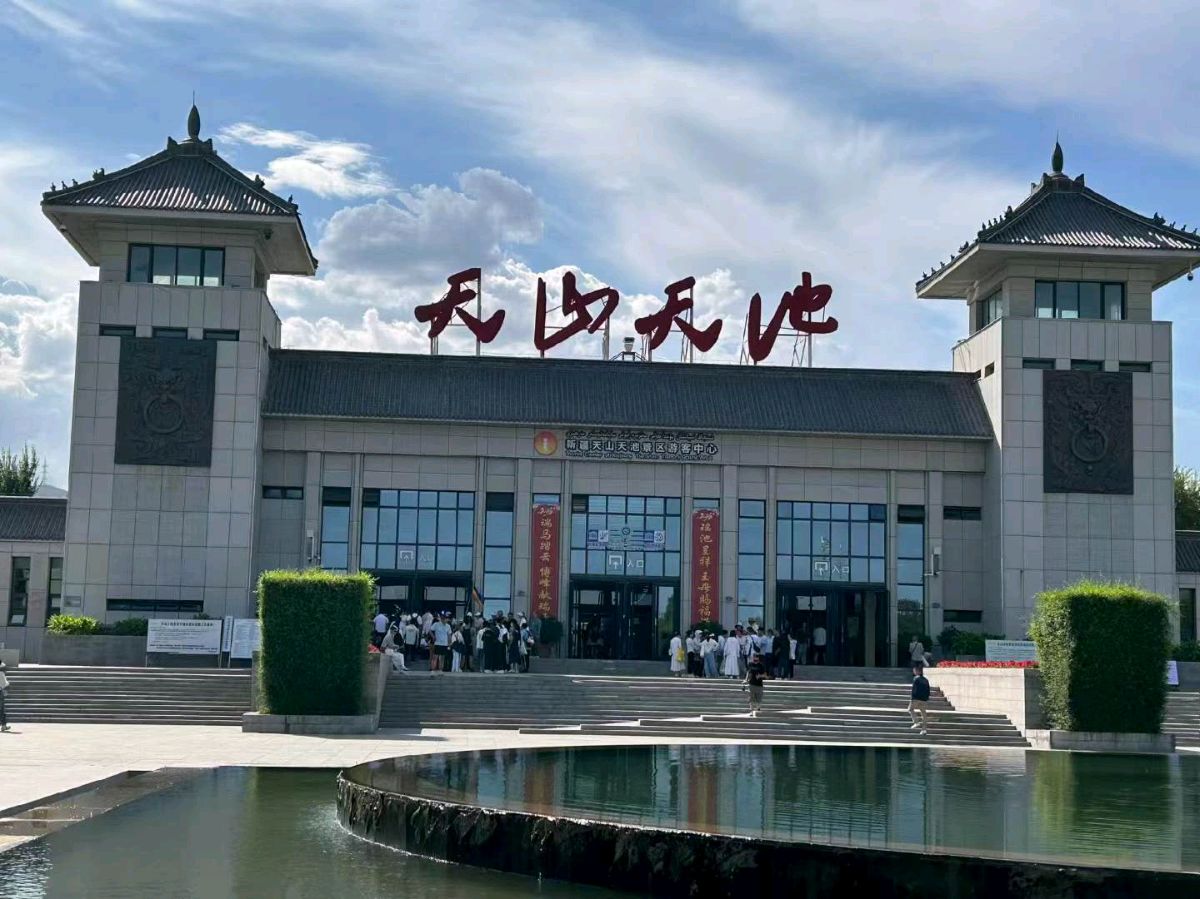 【都市头条成都文苑编辑部】主编周原翁;诗文作者秦牛.何俊锋.屈军强.刘忠良.楊烈焰.翟功印.王兵.叶再.肖乃生.李根乾.(图44)