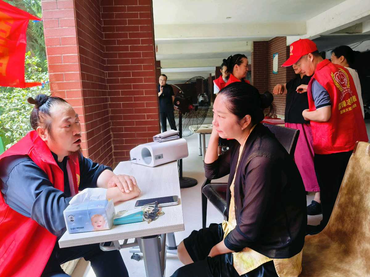 暖心公益进社区！雷锋驿站东莞站开展社区便民康养服务