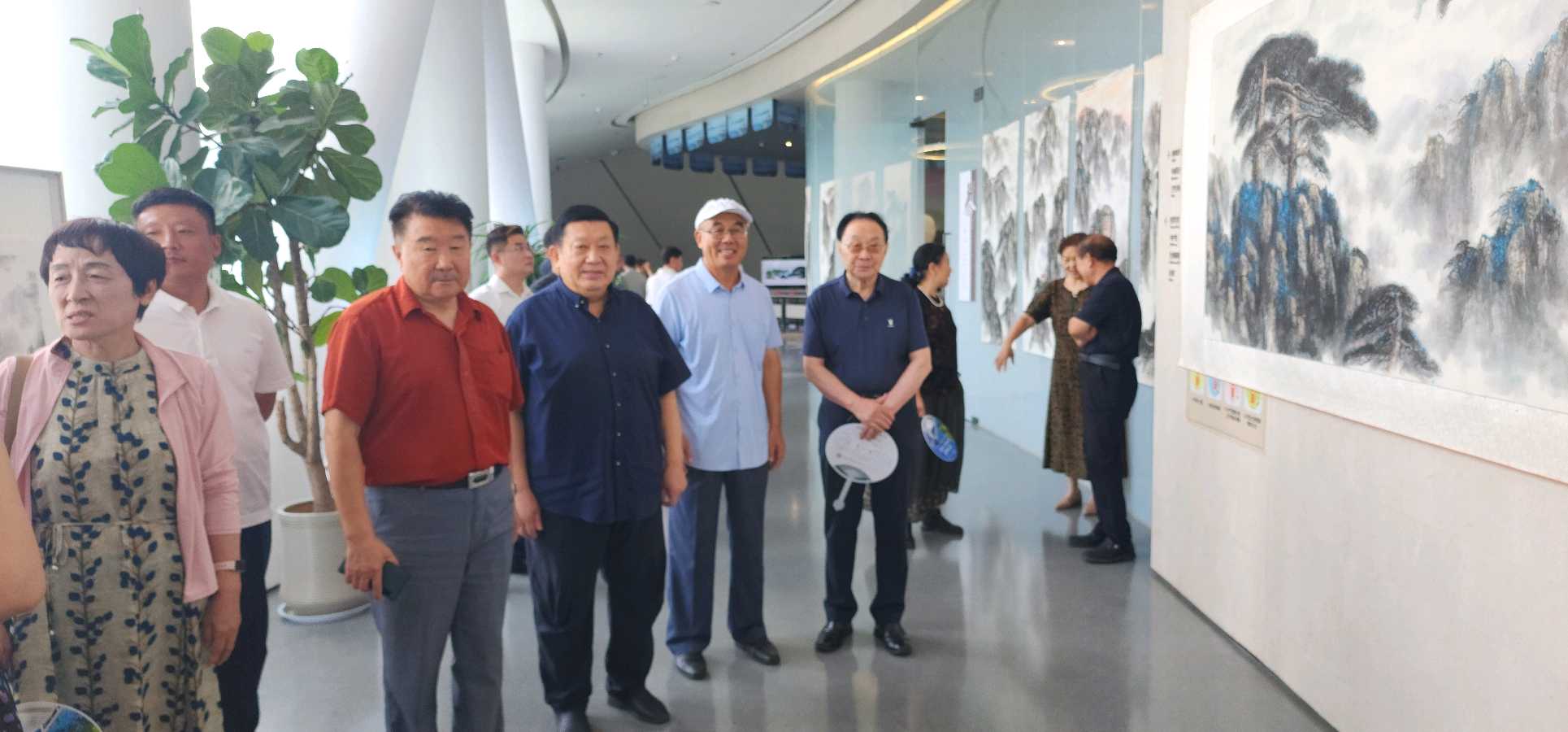 【中国文摘】热烈祝贺著名画家李庆新院长画展开幕式今天上午在泰山佑隆重举行(图24)