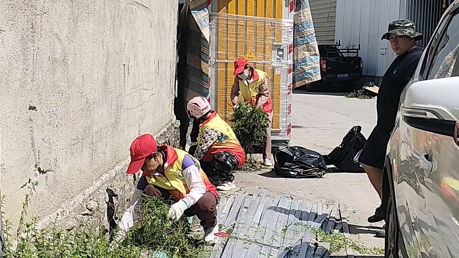 志愿清扫靓乡村 共建美丽曼暖龙（图4）