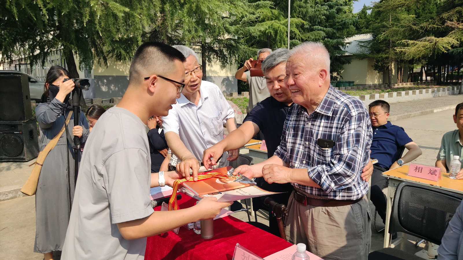 赓续崇贤志 助学启新程｜第13届高鸿奖学金颁奖暨鸿业亭落成仪式在泾阳举行（图6）
