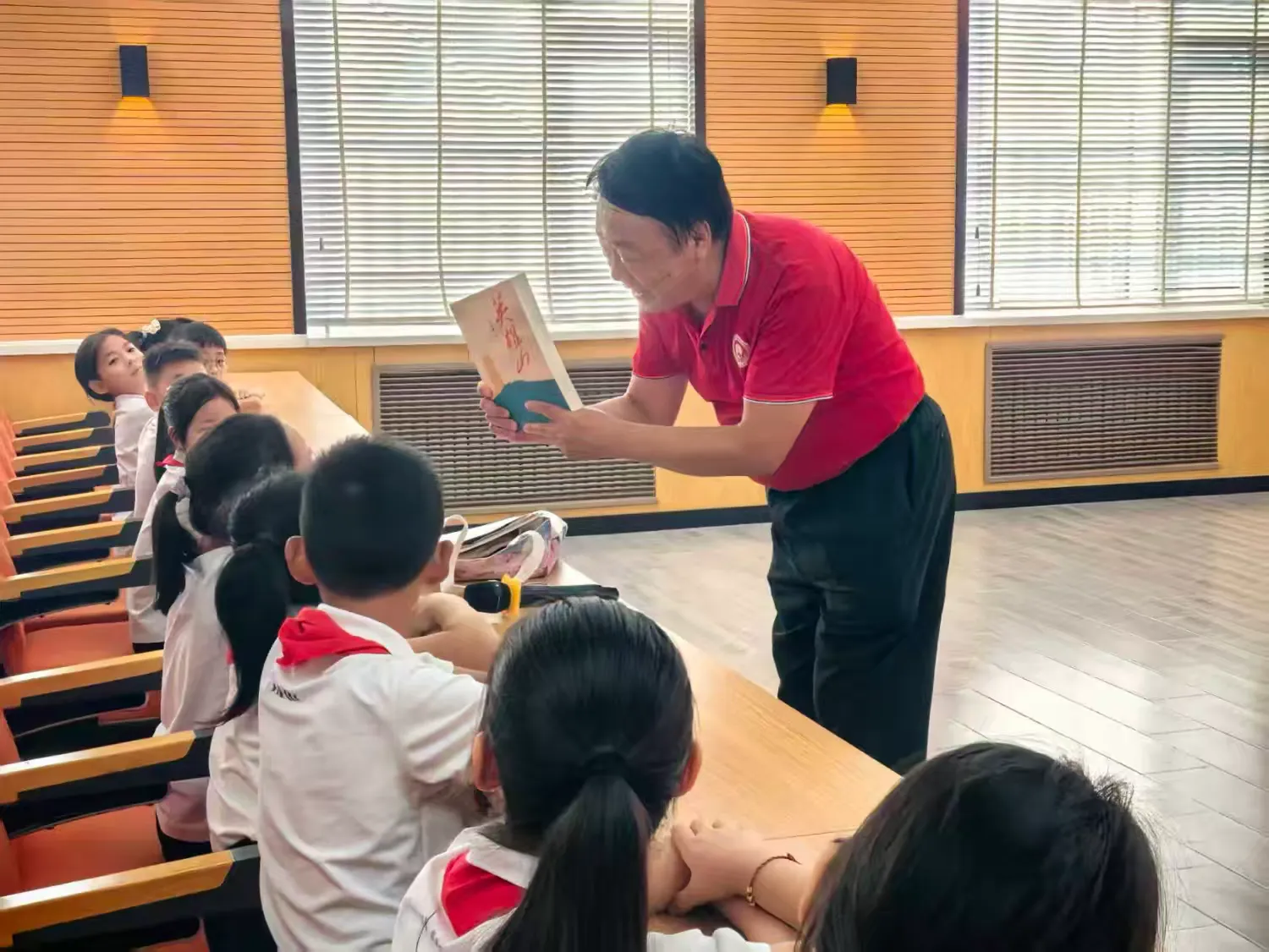 简篇-老兵宣讲润童心 红色薪火启新程——南村街道退役军人服务站组织开学第一课红色宣讲活动