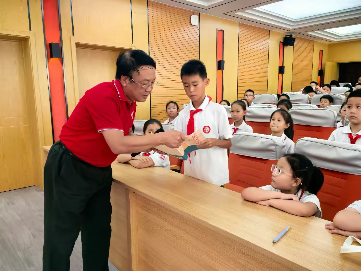 简篇-老兵宣讲润童心 红色薪火启新程——南村街道退役军人服务站组织开学第一课红色宣讲活动