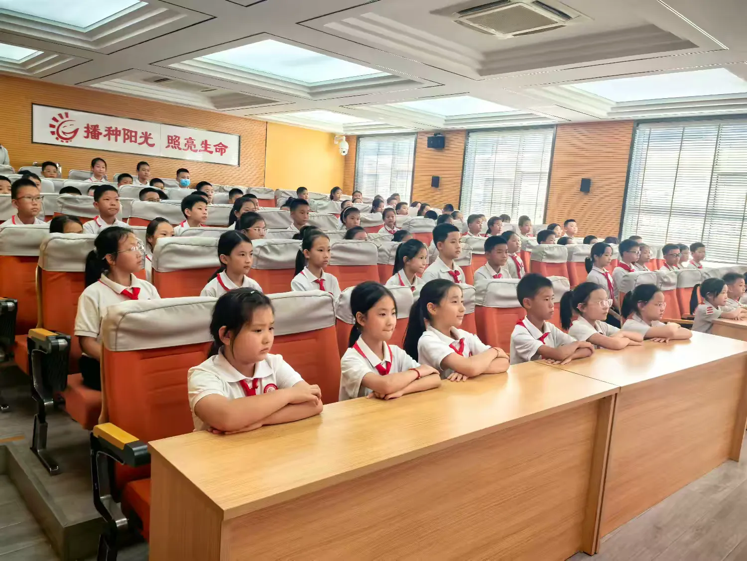 简篇-老兵宣讲润童心 红色薪火启新程——南村街道退役军人服务站组织开学第一课红色宣讲活动