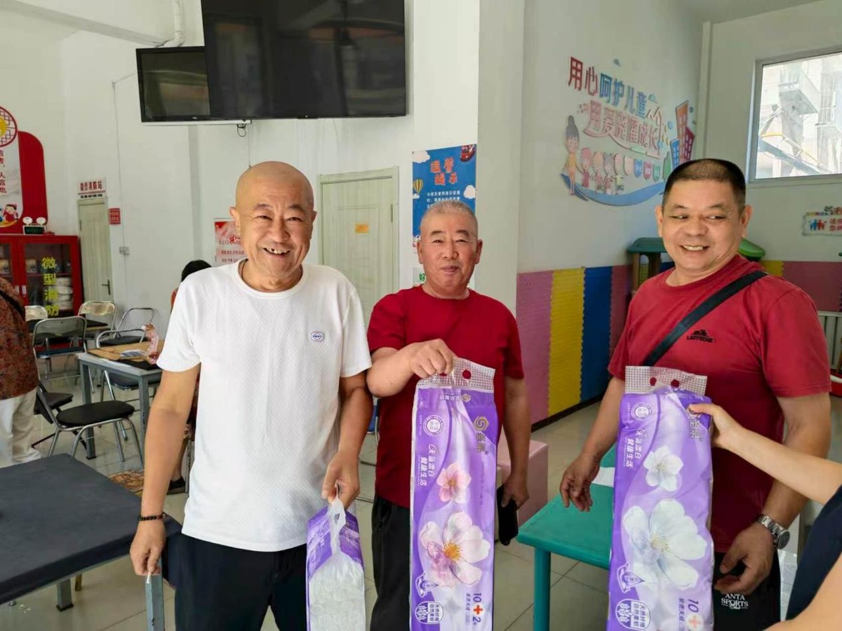 大连金普新区海青岛街道东居里二社区居民以牌会友,乐展风采(图2)