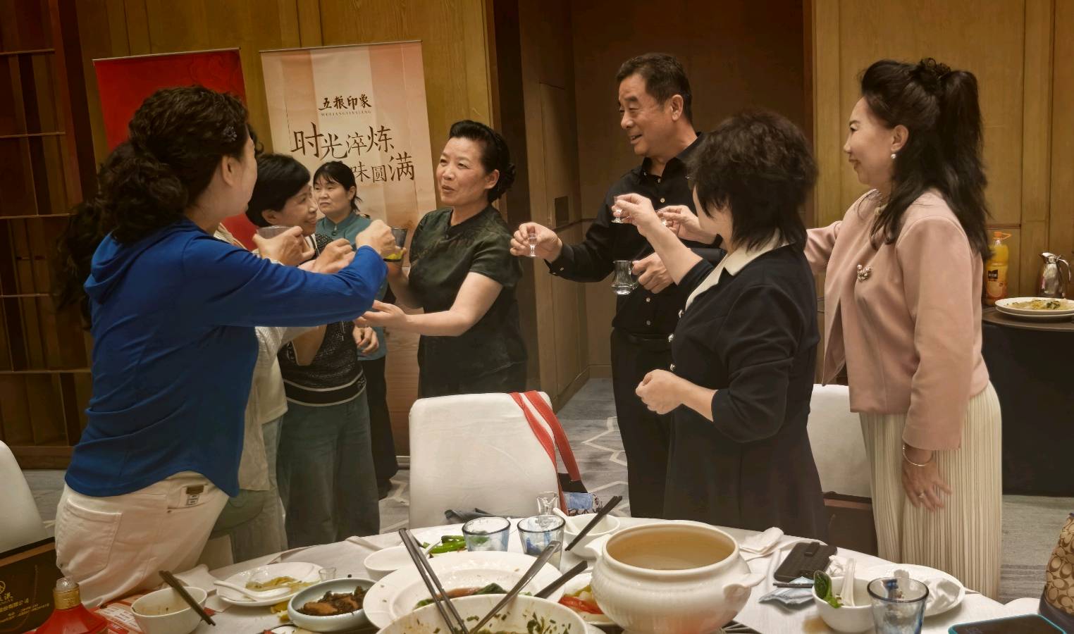 【新店开业特刊】张富贵：蜀水凝香佳酿飘香盈未央.长安聚雅和美传韵醉三秦——热烈祝贺西安白晓东“观云澜五粮液浓香酒体验馆”启新章暨开业盛典宴会掠影•都市头条发布！（图136）