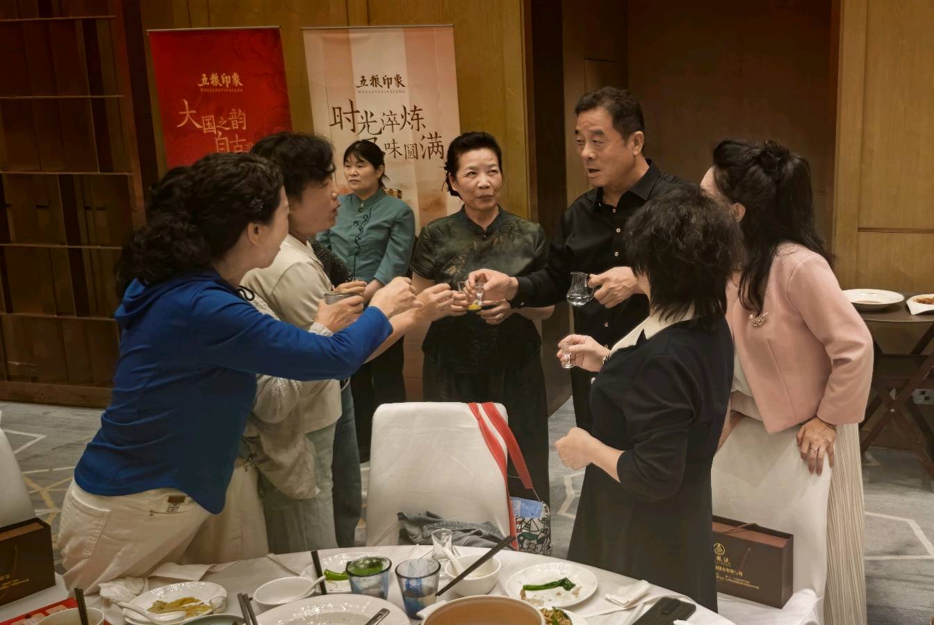 【新店开业特刊】张富贵：蜀水凝香佳酿飘香盈未央.长安聚雅和美传韵醉三秦——热烈祝贺西安白晓东“观云澜五粮液浓香酒体验馆”启新章暨开业盛典宴会掠影•都市头条发布！（图135）