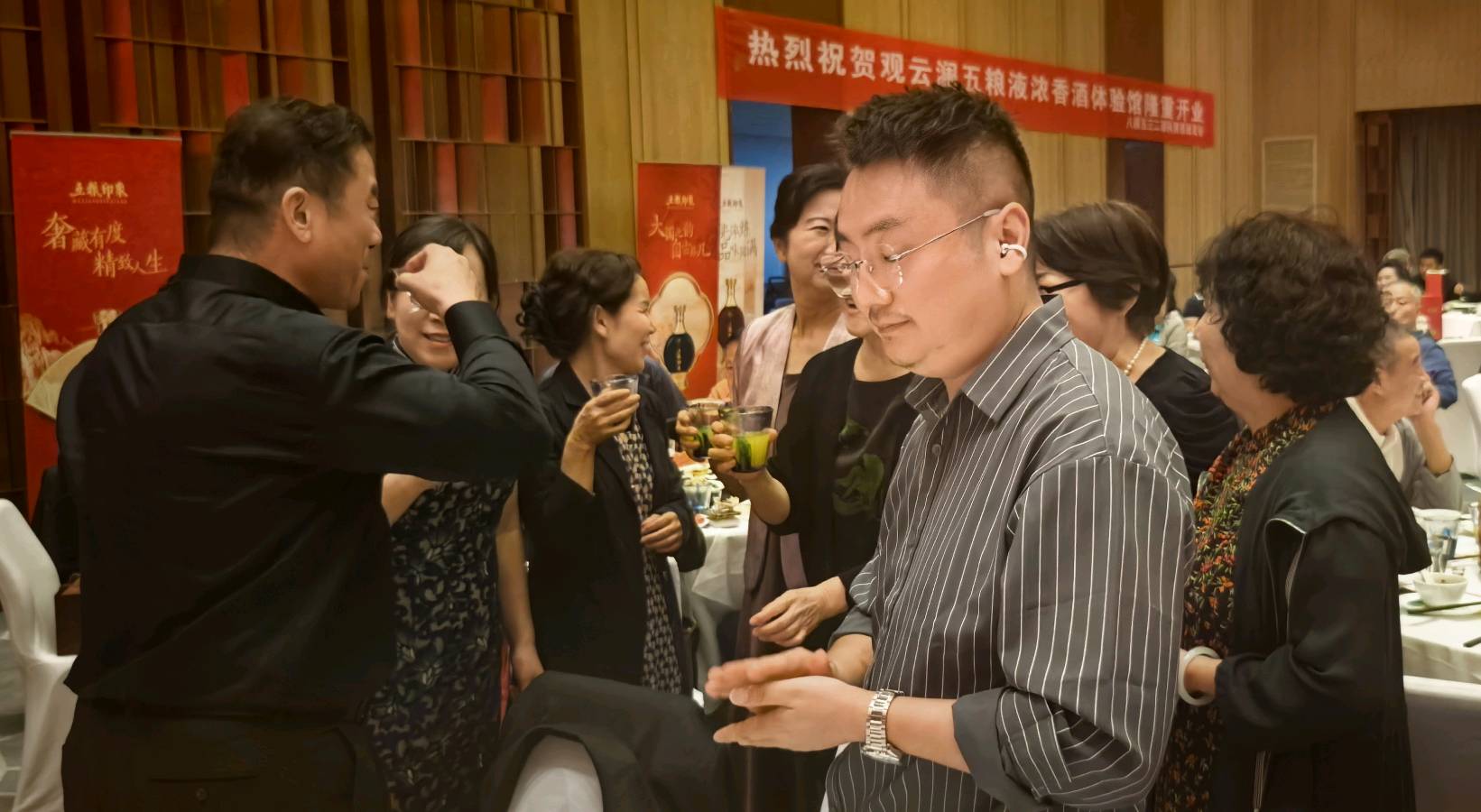 【新店开业特刊】张富贵：蜀水凝香佳酿飘香盈未央.长安聚雅和美传韵醉三秦——热烈祝贺西安白晓东“观云澜五粮液浓香酒体验馆”启新章暨开业盛典宴会掠影•都市头条发布！（图146）