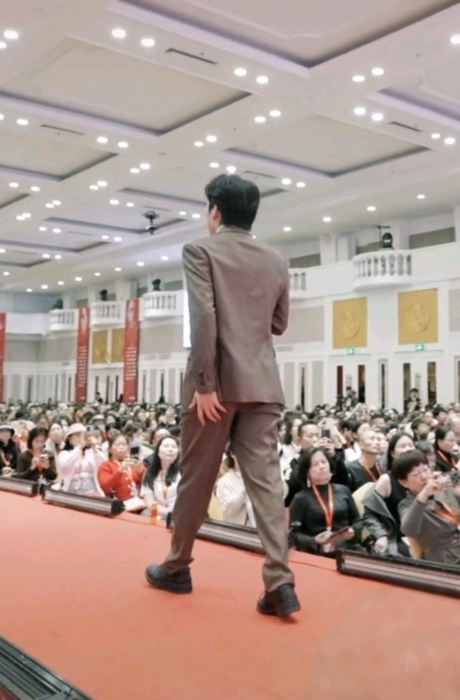 [ 雅韵文学周刊 ] 第115期/商战翔（广西河池）/名家专访/绝境涅槃成国范，商途逐光耀九州/作者：韦国才（图9）