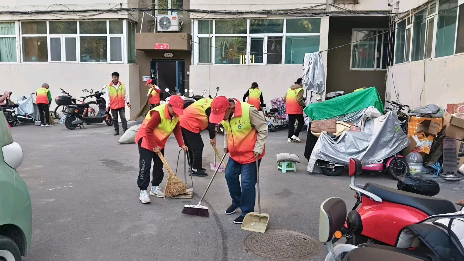 志愿清扫育龙苑 洁净环境暖人心（图3）