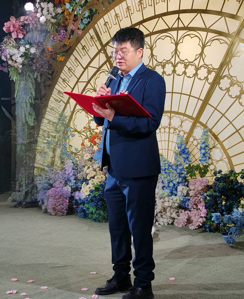 【婚庆纪念专刊】张富贵：缘定三生情牵一世*热烈祝贺张帆先生闫玮女士结婚典礼在西安市伯爵礼宴婚礼中心爱丽丝厅隆重举行组诗六首及现场掠影*北京头条•都市头条发布！（图41）