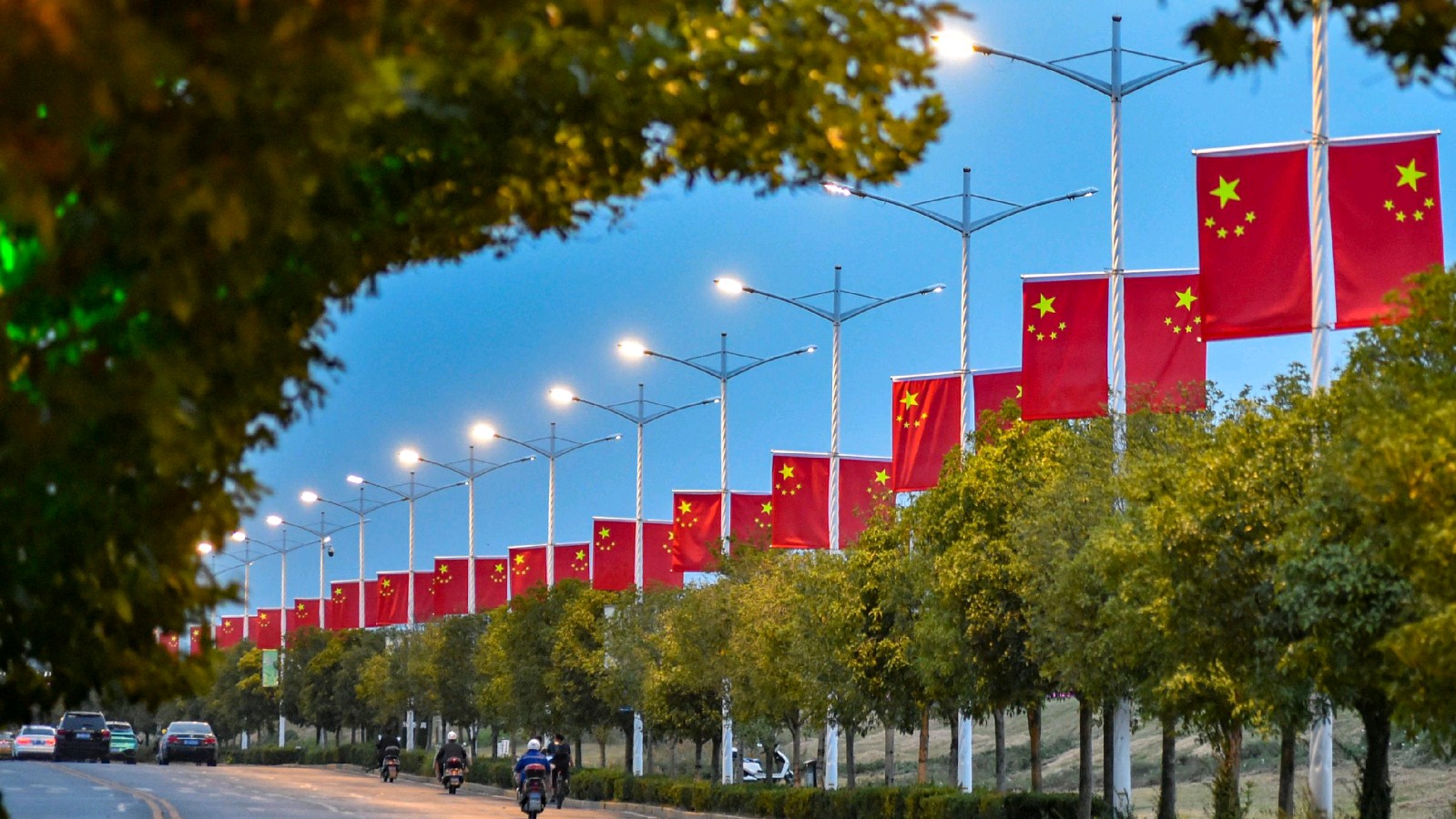 【国庆专刊7】【散文】《向祖国报告: 七十七载山河峥嵘 新时代华章光耀九州——回望新中国砥砺奋进之路 礼赞新时代历史性伟大成就》 作者: 强军:陕西宝鸡(图6)