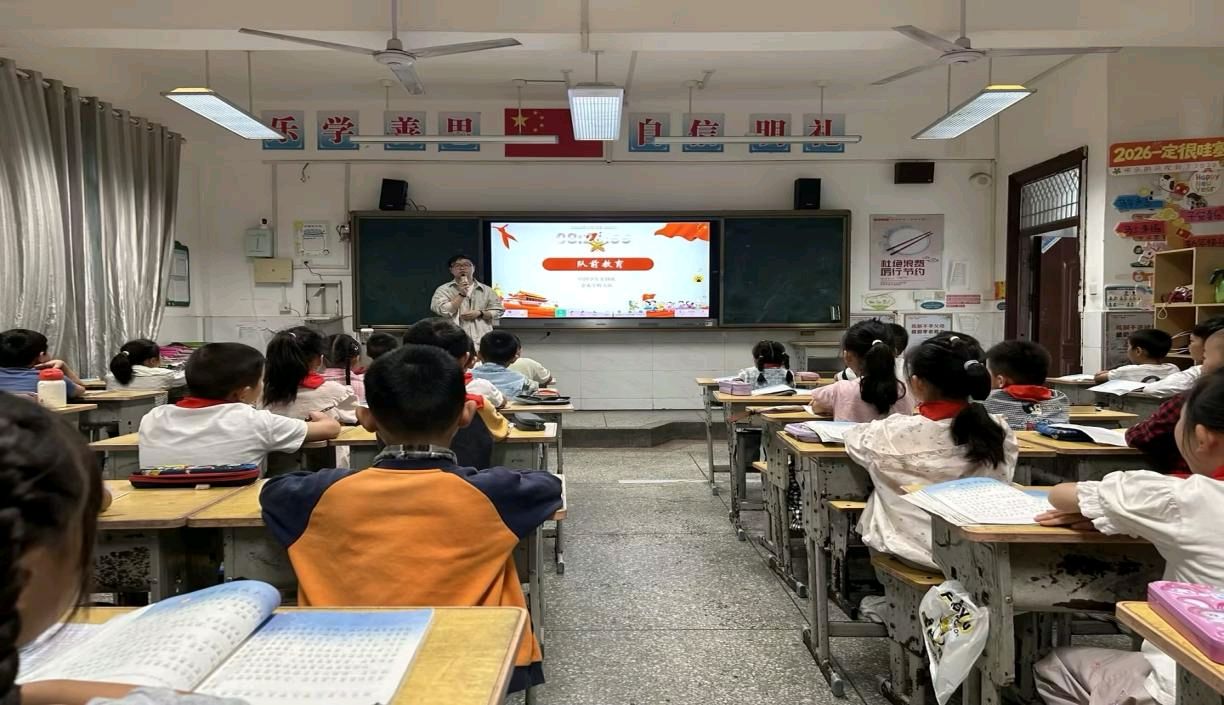 高举队旗跟党走   少年接力新长征   （记者 常魁星 通讯员 彭书婷）