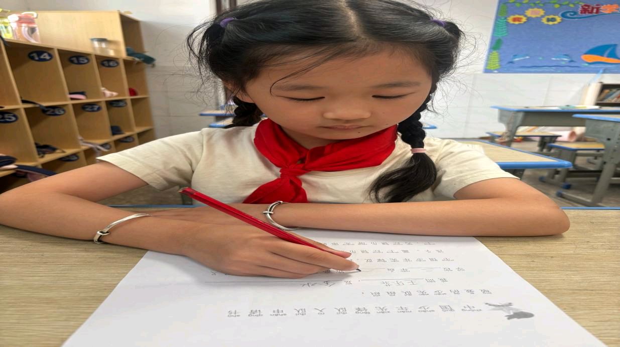 高举队旗跟党走   少年接力新长征   （记者 常魁星 通讯员 彭书婷）