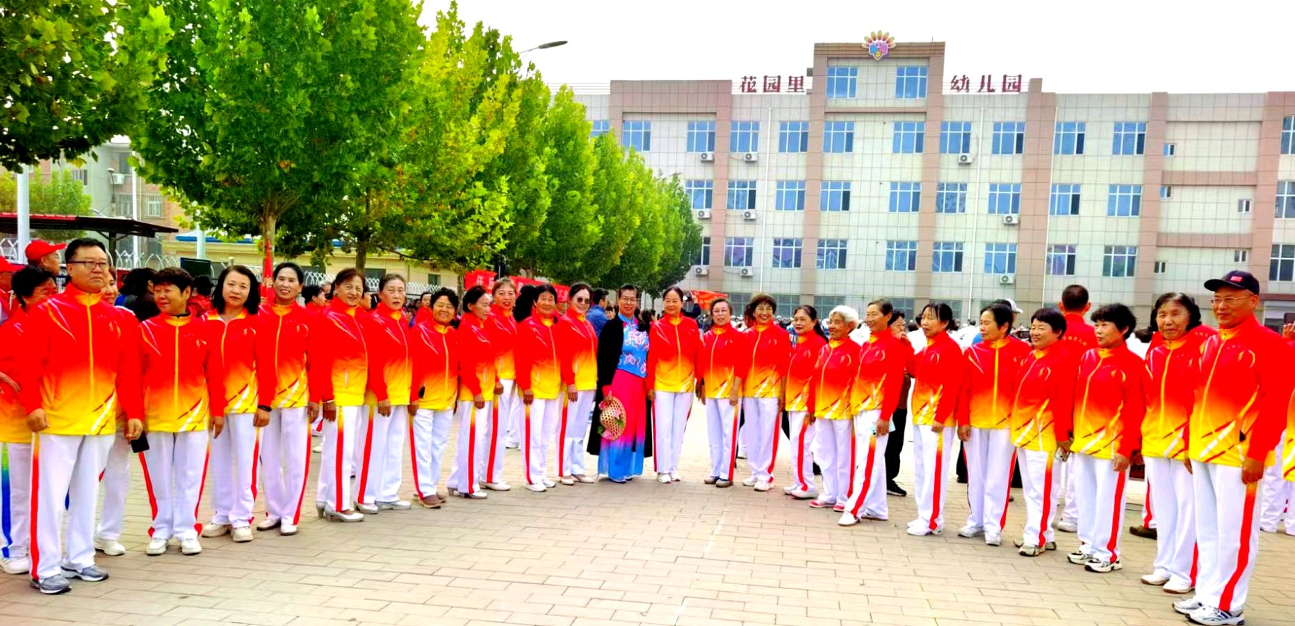桑榆未晚霞满天,志愿敬老谱新篇——任丘市老年体协“庆祝九九重阳节”文体汇演暨红石榴义剪活动圆满举行——作者:王兰芳 刘素娟(图8)