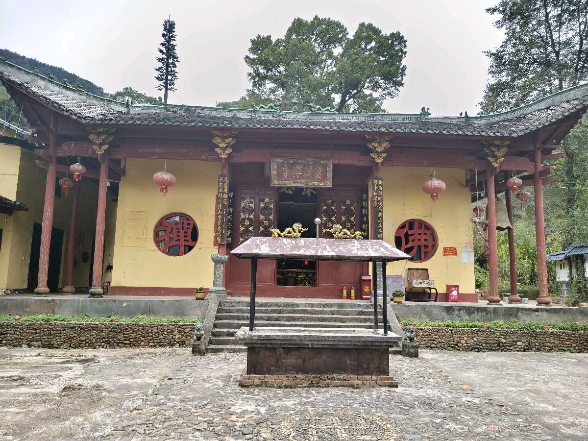 当代著名画家曹卫东拜谒云封禅寺
