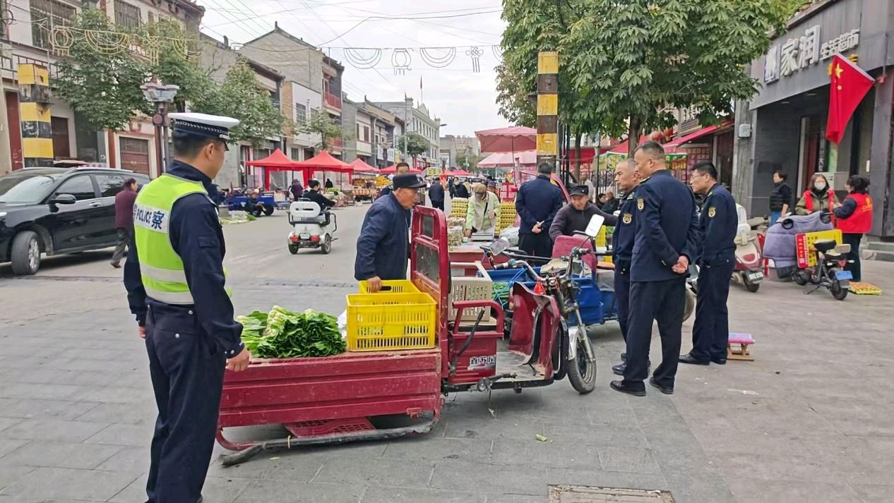 聚力整治清乱象 疏堵并举保畅通——乾县公安局交管大队联合县城管执法局开展占道经营及三四轮电动车专项整治行动（图2）