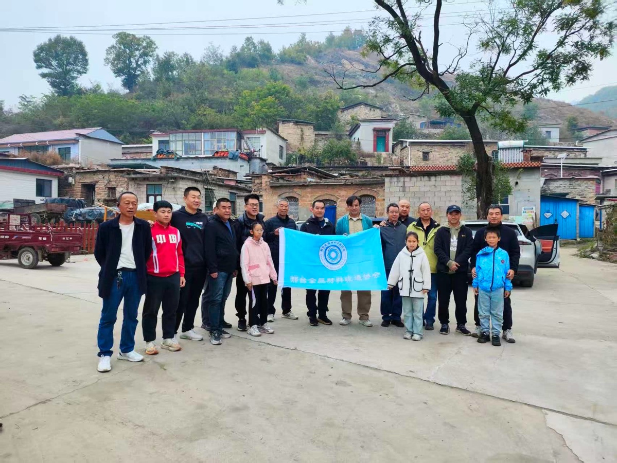 【新诗大观】邢台金属有温度 助农采摘暖乡村——邢台金属材料流通协会开展助农采摘活动(图2)