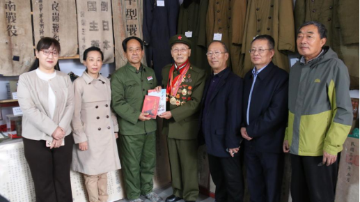 老英雄走进红色展览馆(图6)