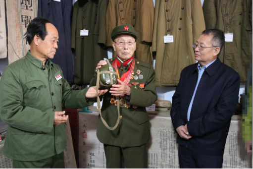 老英雄走进红色展览馆(图5)