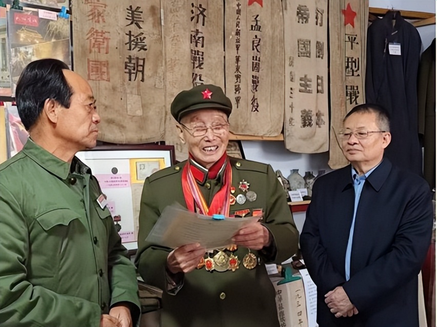 老英雄走进红色展览馆(图7)