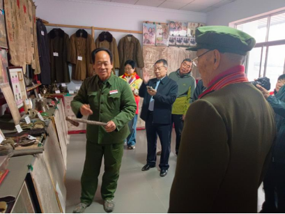老英雄走进红色展览馆(图8)
