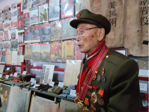 老英雄走进红色展览馆(图2)