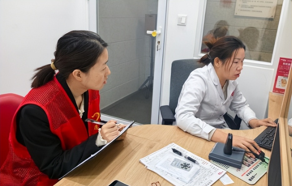 巩义市杜甫路街道安康社区开展用工信息采集工作(图2)
