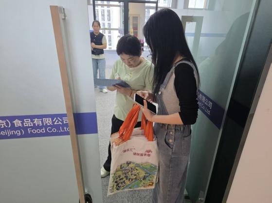 秋日市集暖意浓 便民服务送到家(记者 常魁星 通讯员 杨岩)(图17)