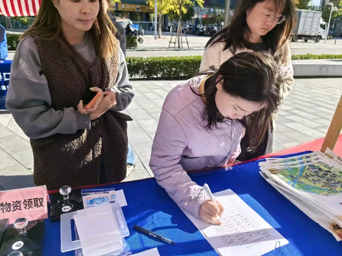 秋日市集暖意浓 便民服务送到家(记者 常魁星 通讯员 杨岩)(图23)