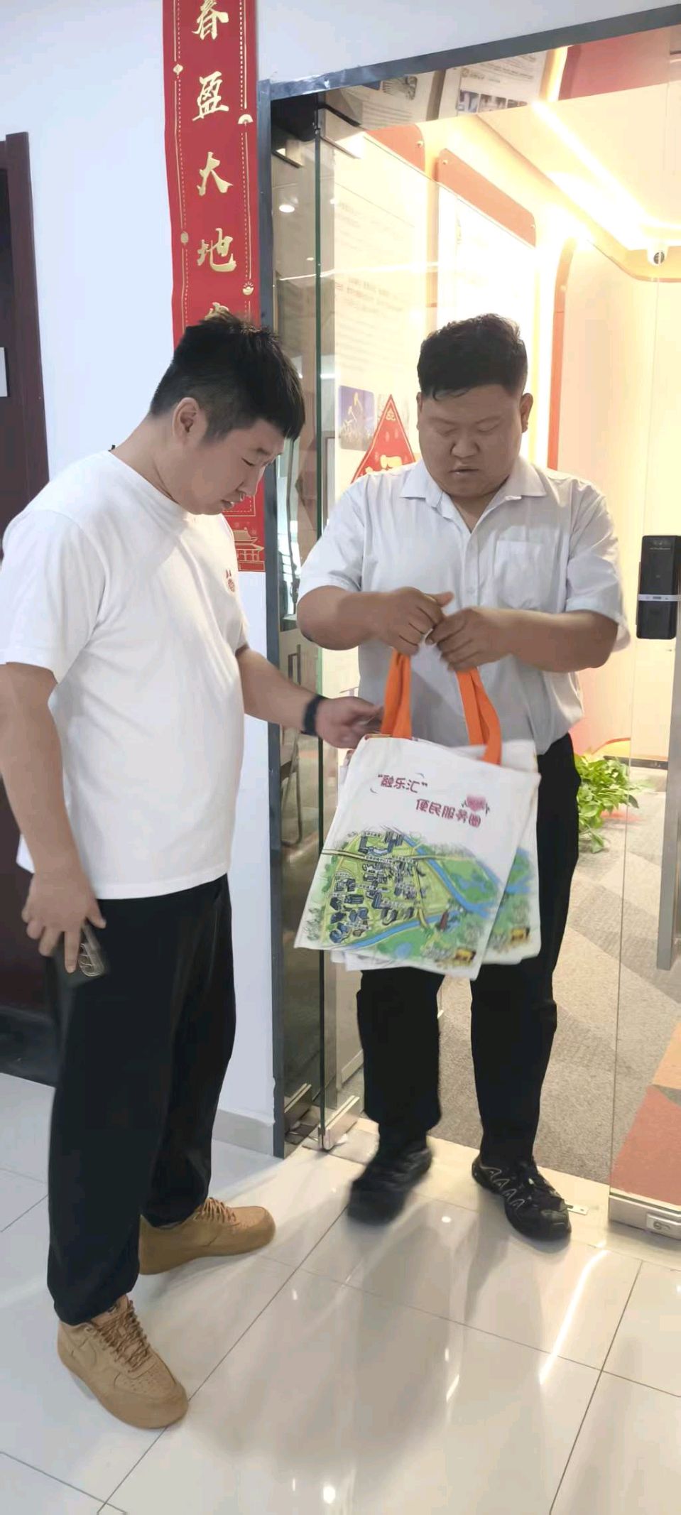 秋日市集暖意浓 便民服务送到家(记者 常魁星 通讯员 杨岩)(图16)