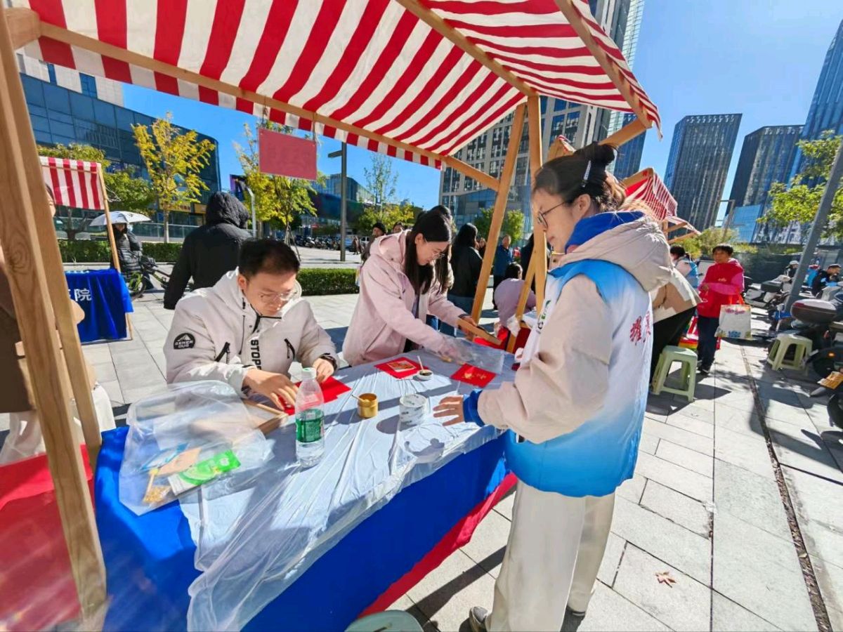 秋日市集暖意浓 便民服务送到家(记者 常魁星 通讯员 杨岩)(图15)