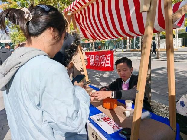 秋日市集暖意浓 便民服务送到家(记者 常魁星 通讯员 杨岩)(图13)