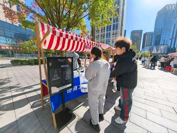秋日市集暖意浓 便民服务送到家(记者 常魁星 通讯员 杨岩)(图14)
