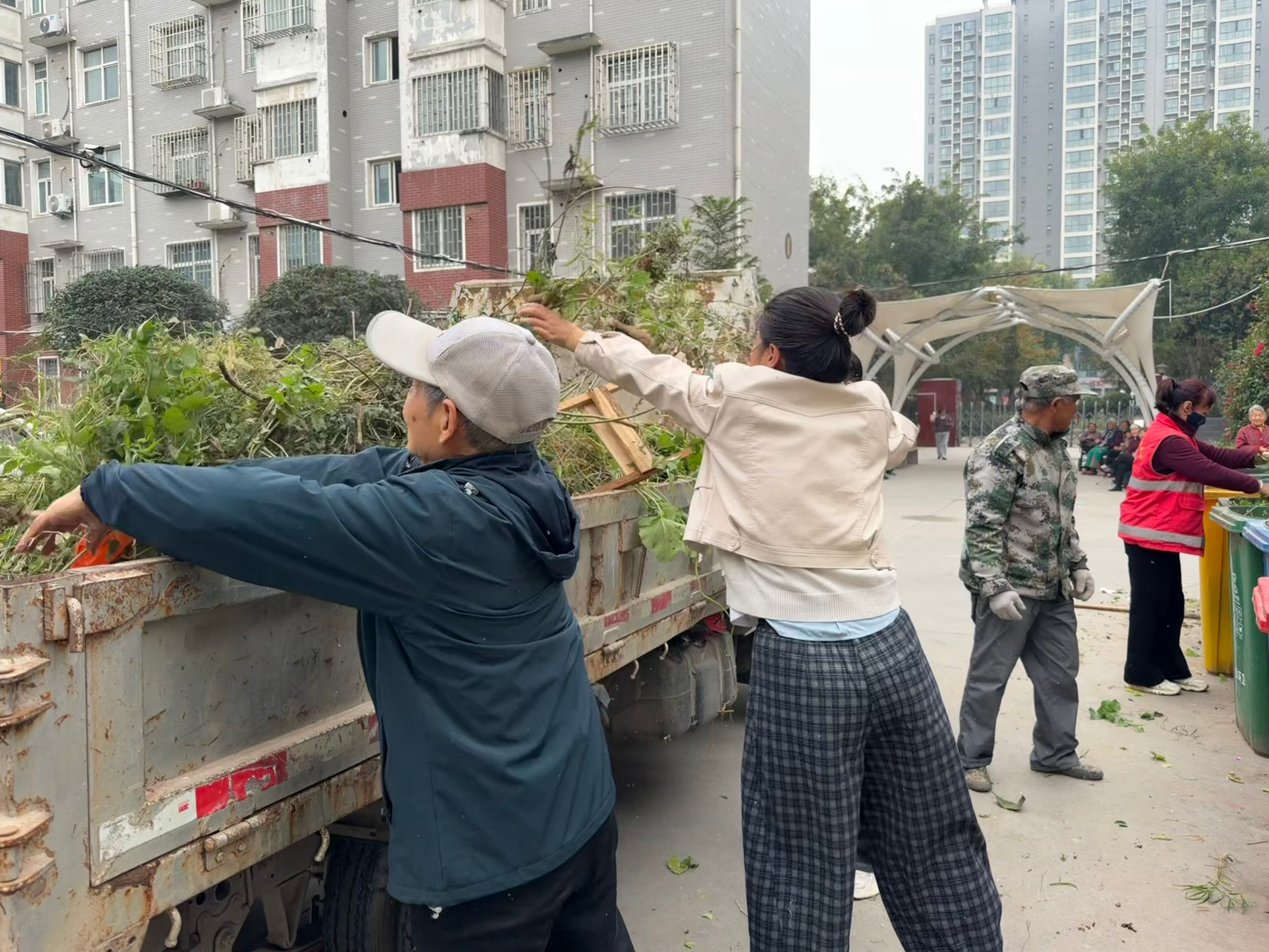 巩义市新华路街道桐和社区:清洁家园消隐患 环境优美焕新颜(图2)